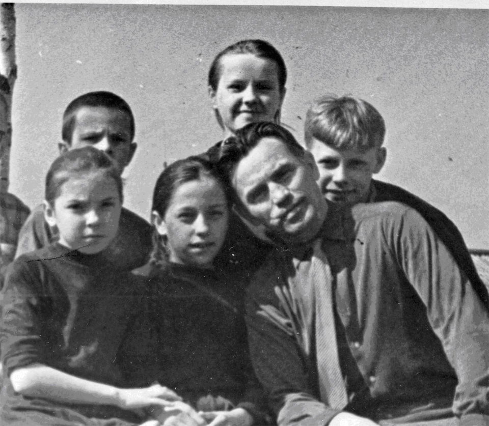 Владимир Михайлович Макаров с учениками. Воейково. Лето 1959 г.